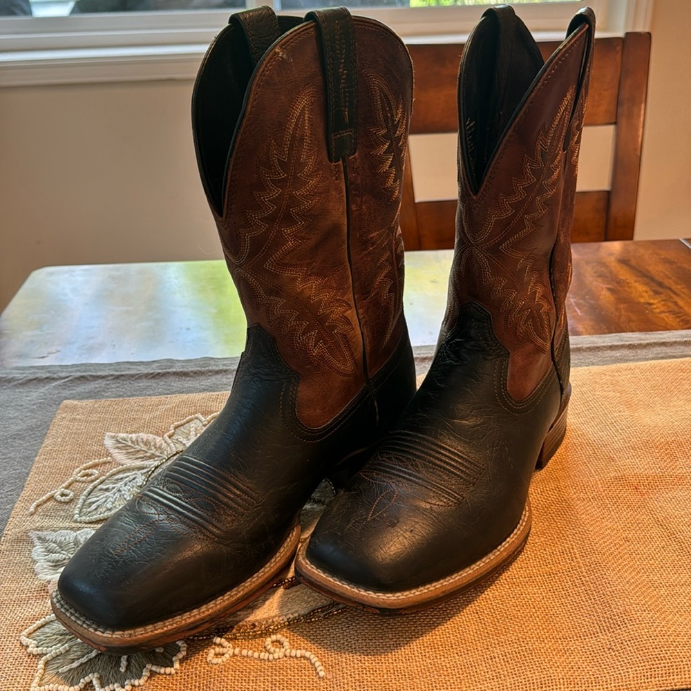 Ariat brown & black cowboy boots